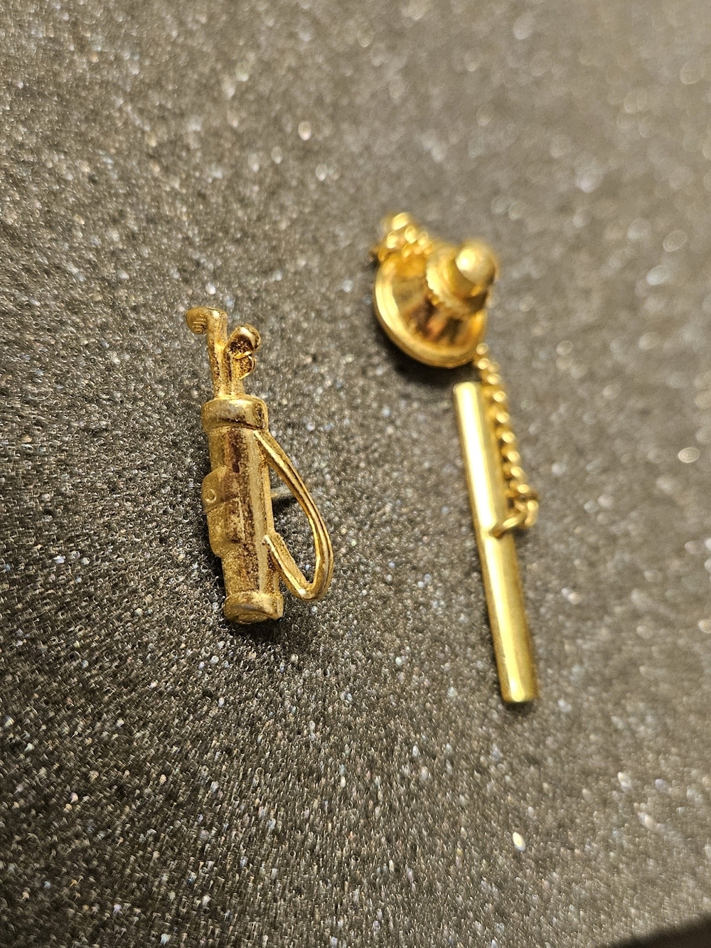 Gold Tone Golf Bag Tie Tack Pin.